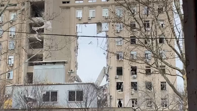 شاهد.. كاميرا مراقبة تُظهر الهجوم الصاروخي الروسي على مبنى للحكومة الأوكرانية