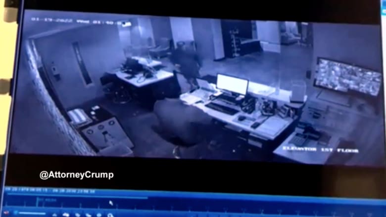 كاميرا ترصد رجلًا يهاجم موظف فندق.. والشرطة تعتقل الموظف بدل الجاني