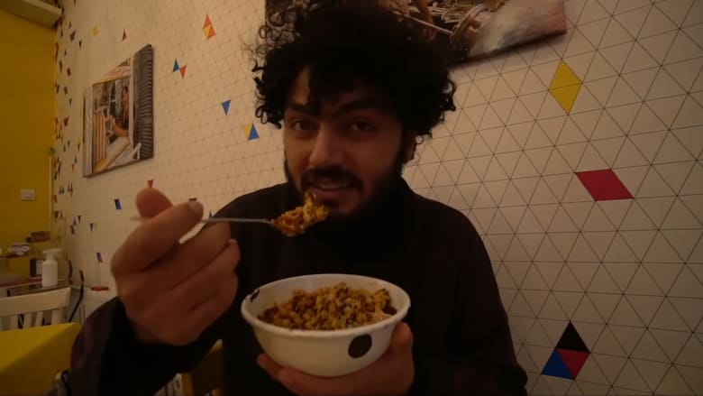 مصري يتناول طبق الكشري بطابع ألماني ببرلين.. كيف يبدو طعمه؟