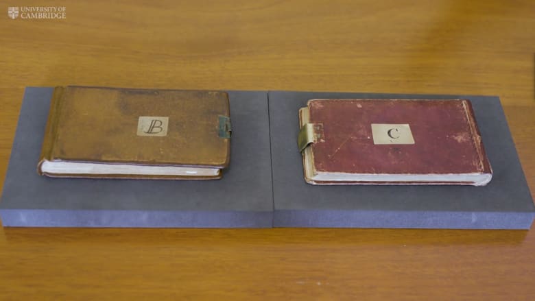 إعادة دفترين لتشارلز داروين بعد اختفائهما مع ملاحظة غامضة.. ماذا جاء فيها؟