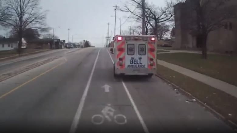كاميرا توثق لحظة اصطدام حافلة بسيارة إسعاف كانت تنقل مريضًا