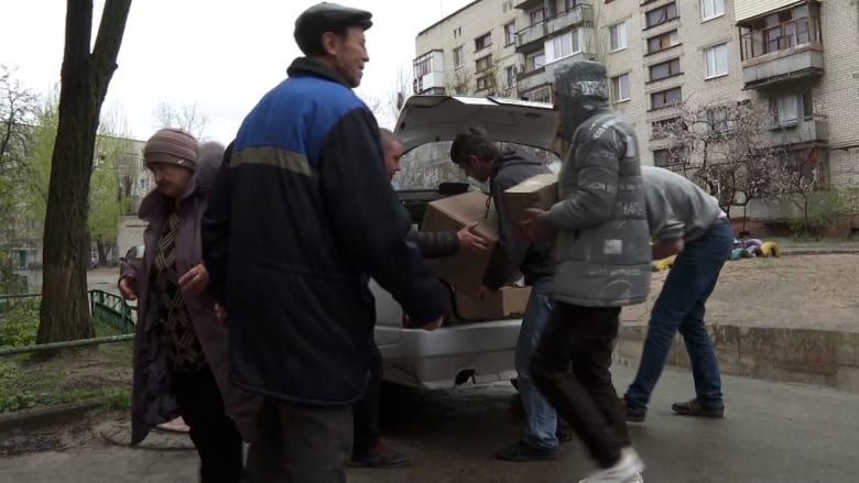 تحت القصف الروسي المستمر.. متطوعون يخاطرون بحياتهم لتوصيل الطعام والإمدادات