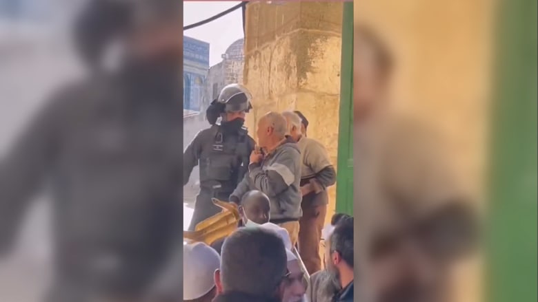 تداول فيديو لجندي إسرائيلي يدفع بعنف مصلين مسنين في المسجد الأقصى
