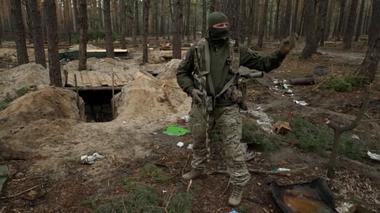 مراسل CNN في جولة بمعسكر روسي مهجور.. شاهد كيف كان يعيش جنود بوتين
