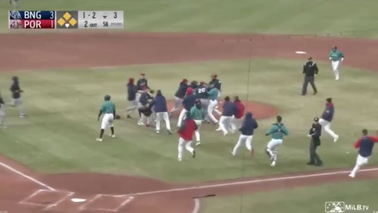 كاميرا ترصد لحظة اندلاع عراك عنيف بين لاعبي بيسبول أثناء المباراة