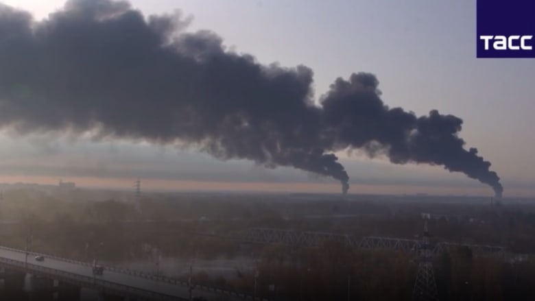 استهدفها جيش أوكرانيا قبل أيام.. شاهد لحظة اشتعال خزانات وقود في روسيا