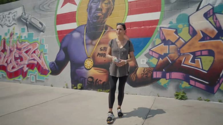 فنانة غرافيتي تشرح كيف ترسم الجداريات الملحمية الكبيرة