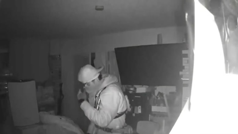 كاميرا ترصد فعلًا مثيرًا للقلق.. لص يسرق أصحاب منزل ويتأملهم لفترة وهم نيام قبل هروبه