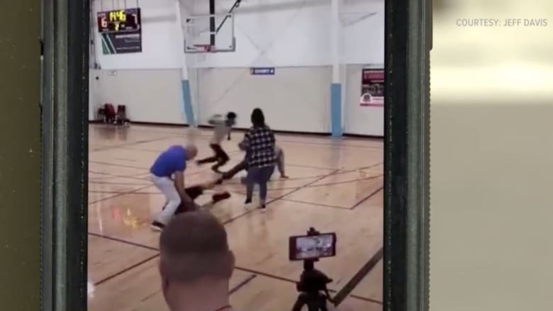 فيديو يوثق لحظة اندلاع عراك عنيف خلال مباراة كرة سلة