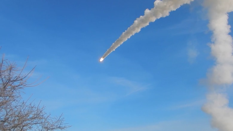 شاهد.. روسيا تنشر فيديو لإطلاق صاروخ عالي الدقة زعمت استخدامه في ضرب مطار أوديسا