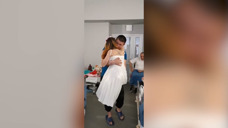شاهد.. حفل زفاف ارتجالي في المستشفى لأوكرانية بعد بتر ساقيها
