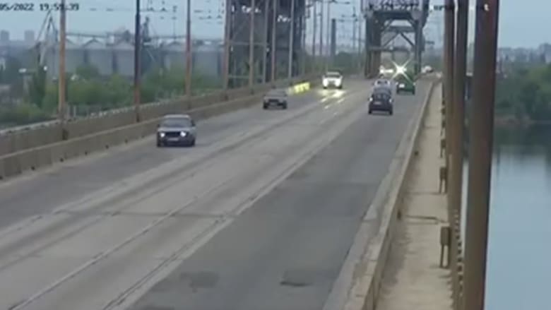 كاميرا مراقبة توثق ما حدث عندما سقط صاروخ روسي على جسر في أوكرانيا