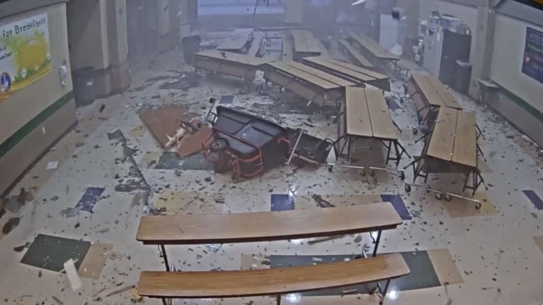 اقتلع كل شيء.. كاميرا توثق لحظة اجتياح إعصار مدمر مدرسة أمريكية