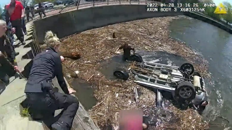 شاهد.. لحظة إنقاذ الشرطة لامرأة داخل سيارة مقلوبة في النهر