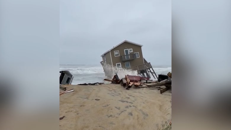 شاهد.. لحظة انهيار منزل على الشاطىء بعدما اجتاحه إعصار قوي