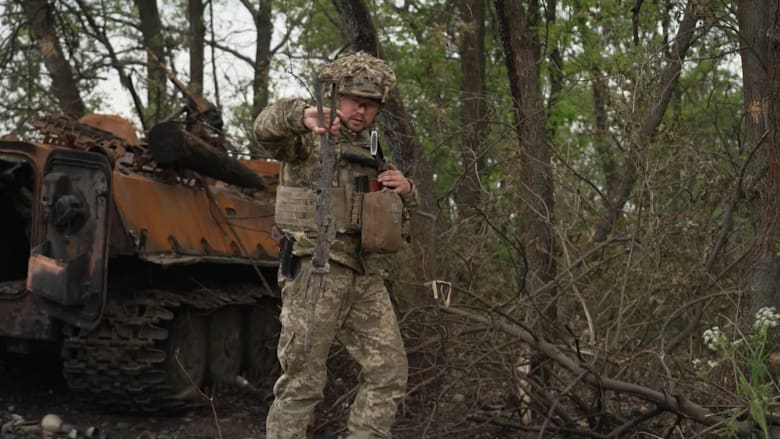 مدرعات روسية مدمرة بعد توقف الجنود الأوكرانيين عن التقدم.. والخطر مستمر رغم الفوز