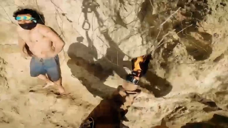 كاميرا توثق لحظات إنقاذ جوي مثيرة لرجل عالق على منحدر ارتفاعه مئات الأقدام