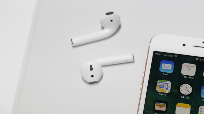عائلة تقاضي شركة “آبل” بعد إصابة ابنها بضعف دائم في السمع بسبب أجهزة Airpods.. ماذا حدث؟