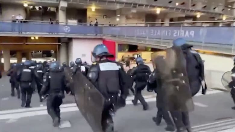 شاهد كيف بدأت الاشتباكات بين الجماهير والشرطة قبل مباراة ليفربول وريال مدريد