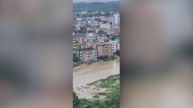 شاهد.. فيضانات كارثية وانهيار أرضي يودي بحياة أكثر من 30 شخصًا في البرازيل