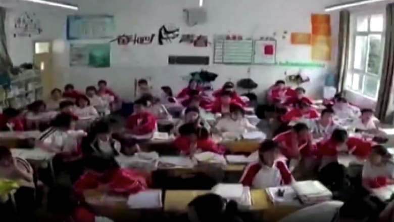 انبطحوا تحت المكاتب.. كاميرا ترصد رد فعل طلاب مدرسة لحظة وقوع زلزال في الصين