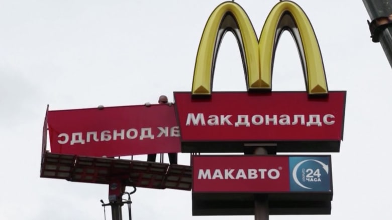 مطاعم ماكدونالدز تغادر روسيا وسلسلة جديدة تحل محلها.. كيف يبدو شعارها؟