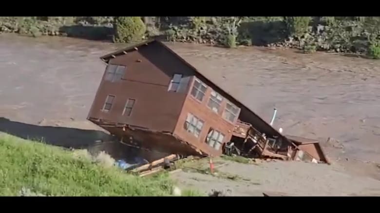 شاهد.. لحظة انهيار مبنى بسبب فيضانات في ولاية مونتانا