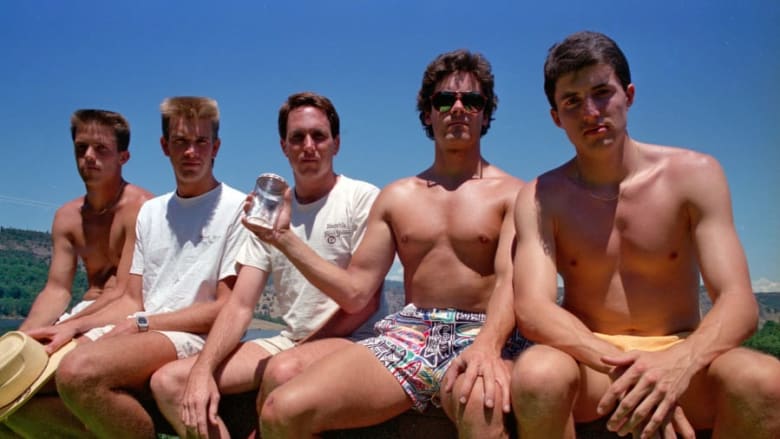 5 أصدقاء يلتقطون نفس الصورة منذ 40 عامًا.. شاهد كيف تغير شكلهم