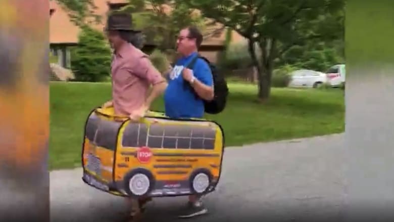 فيديو طريف يرصد ما يفعله رجلان كل يوم عند وصول حافلة مدرسية