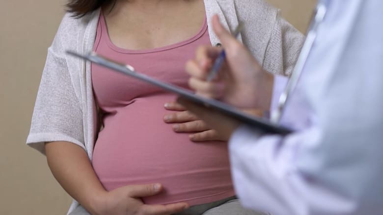النساء يتأخرن في الحمل أكثر وأكثر.. لكن ما المخاطر المتأتية من ذلك؟ 