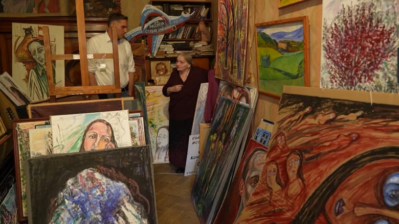 لا تخاف من بوتين.. فنانة روسية في الـ76 من عمرها تحتج على الحرب على أوكرانيا بالفن
