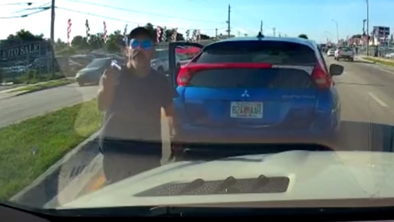 شاهد.. رجل يوجه مسدسًا صوب امرأة بحادث "غضب قيادة"