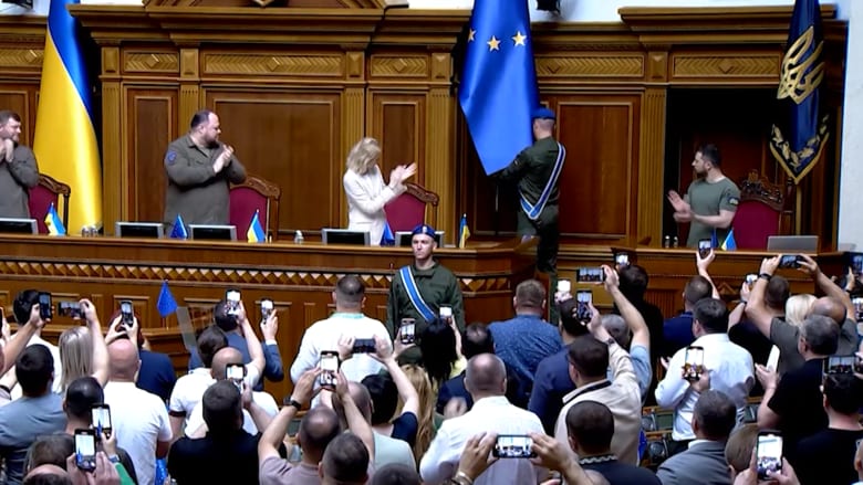 لحظة وضع علم الاتحاد الأوروبي داخل البرلمان الأوكراني وسط تصفيق حار