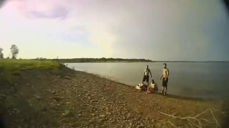 وسط صدمة وذهول عائلتها.. كاميرا توثق لحظة إنقاذ ضابط لطفلة غرقت في مياه بحيرة