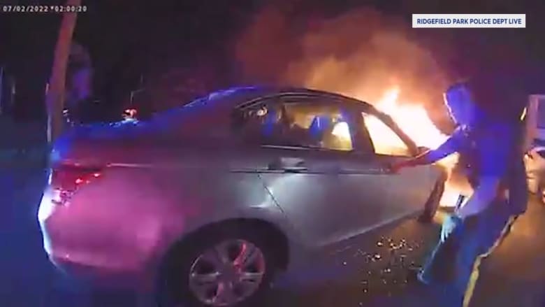 فيديو يُظهر ضباط شرطة ينقذون سائقًا عالقًا في سيارة اشتعلت فيها النيران