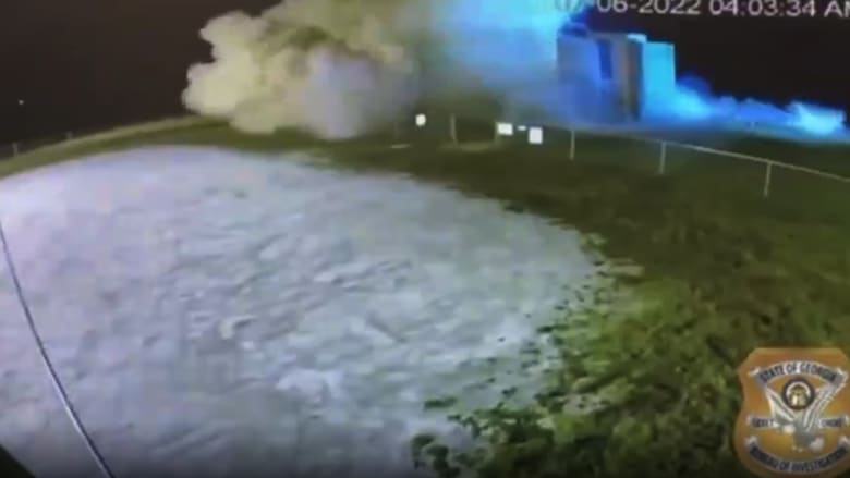 كاميرا مراقبة ترصد لحظة تفجير معلم غامض عليه وصايا للناجين من "نهاية العالم"