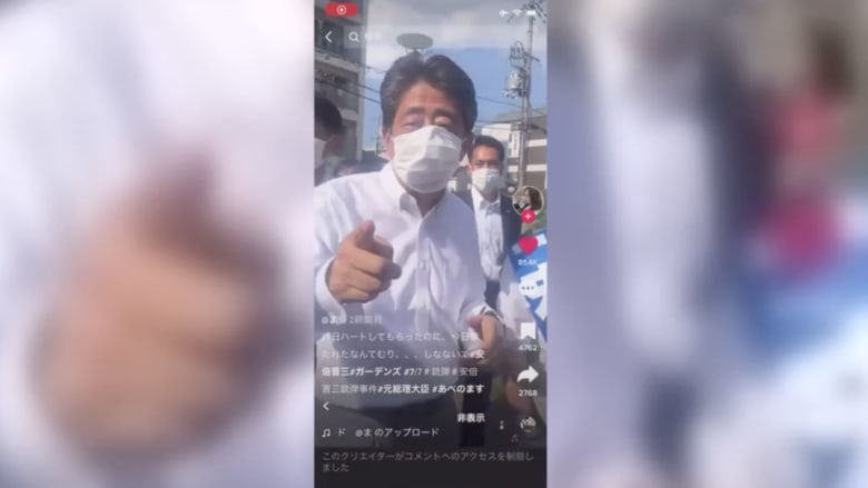 شاهد ما فعله رئيس وزراء اليابان شينزو آبي قبل مقتله أمام الكاميرا