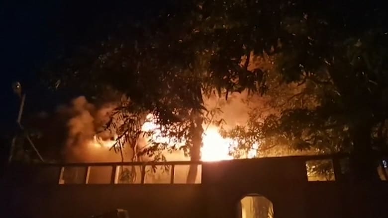 فيديو يُظهر محتجون يضرمون النار في منزل رئيس وزراء سريلانكا