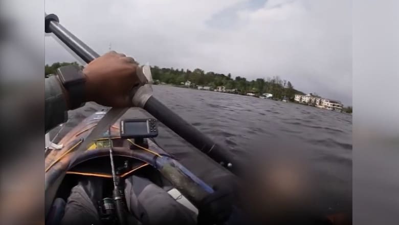 كاميرا توثق لحظة إنقاذ رجل لطفل في الـ6 من عمره يغرق في النهر