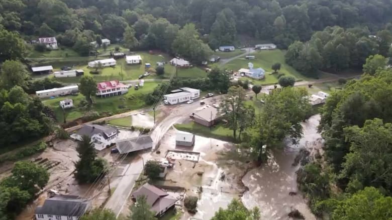 شاهد.. انهيارات أرضية ودمار منازل جراء فيضانات مفاجئة في ولاية أمريكية