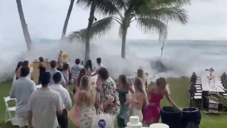 شاهد موجة ضخمة تباغت حفل زفاف وتفسده في هاواي