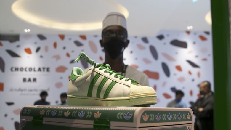 لماذا أطلقت "أديداس" حذاء يحتفي بمطعم "راوي" المتواضع في دبي؟