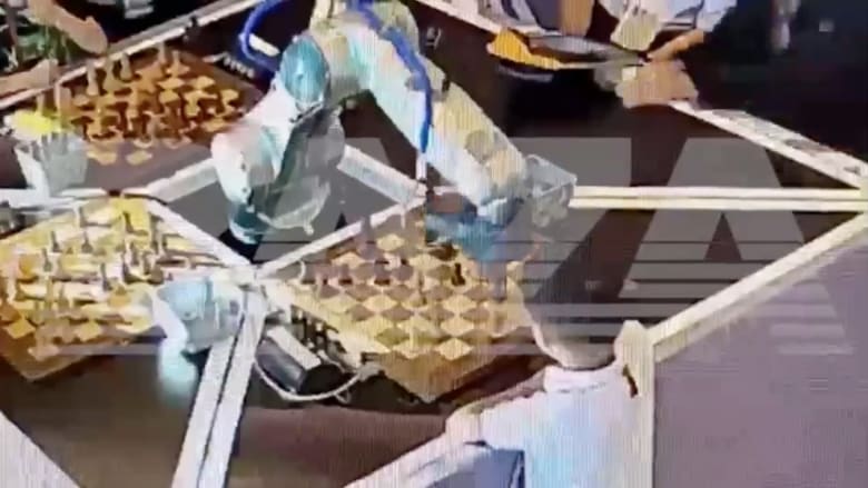 لحظة وثقتها كاميرا.. شاهد روبوت يكسر إصبع طفل خلال لعبة شطرنج في روسيا