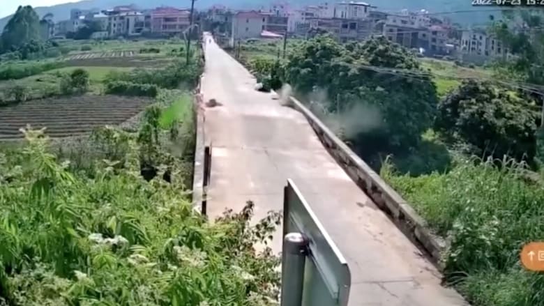 انشطر لنصفين.. كاميرا ترصد لحظة تصدع جسر في الصين "بسبب الحرارة"
