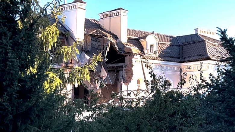 غارة روسيا تستهدف قصر أحد أثرياء ميكولايف وتودي بحياته.. شاهد الدمار الذي حل به