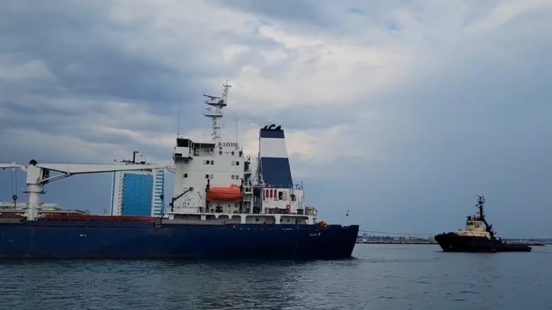 متجهة إلى لبنان.. لحظة مغادرة أول سفينة ميناء أوديسا الأوكراني بموجب اتفاق "ممر الحبوب"