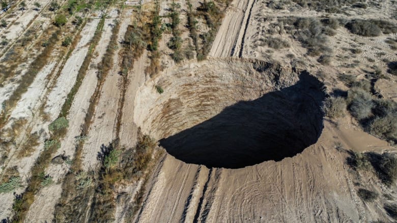 وصل عمقها لـ60 مترًا.. شاهد ظهور حفرة عملاقة غامضة في صحراء تشيلي