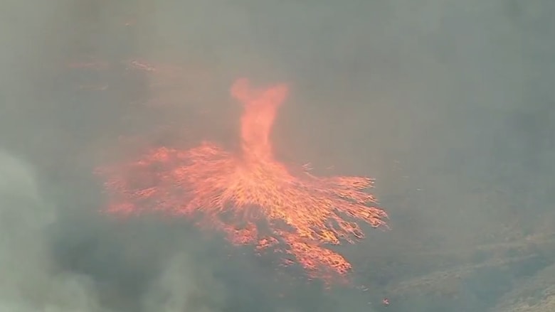 أشبه بإعصار من اللهب.. فيديو مذهل يُظهر "دوامة نارية" تتشكل من حريق غابة في كاليفورنيا
