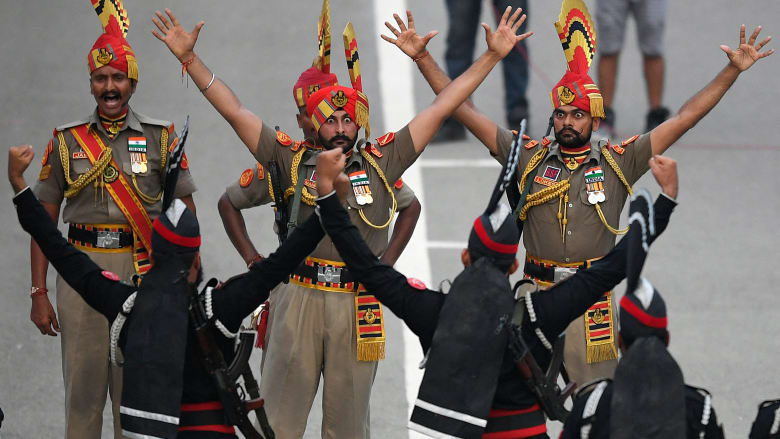 بمصافحة على الحدود.. شاهد كيف احتفلت الهند وباكستان بمرور 75 عامًا على الاستقلال عن الحكم البريطاني