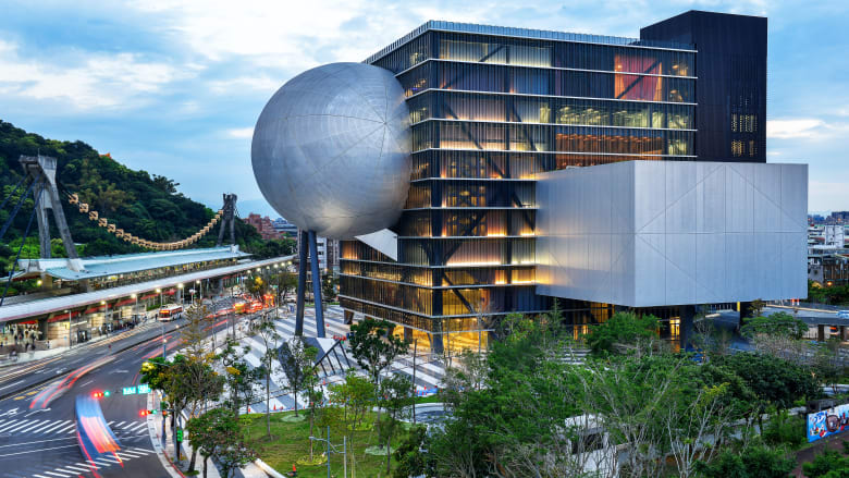 بكلفة خيالية بلغت 220 مليون دولار.. كيف أعاد مركز الفنون الجديد في تايوان النظر في تصميم المسارح بشكلٍ جذري؟